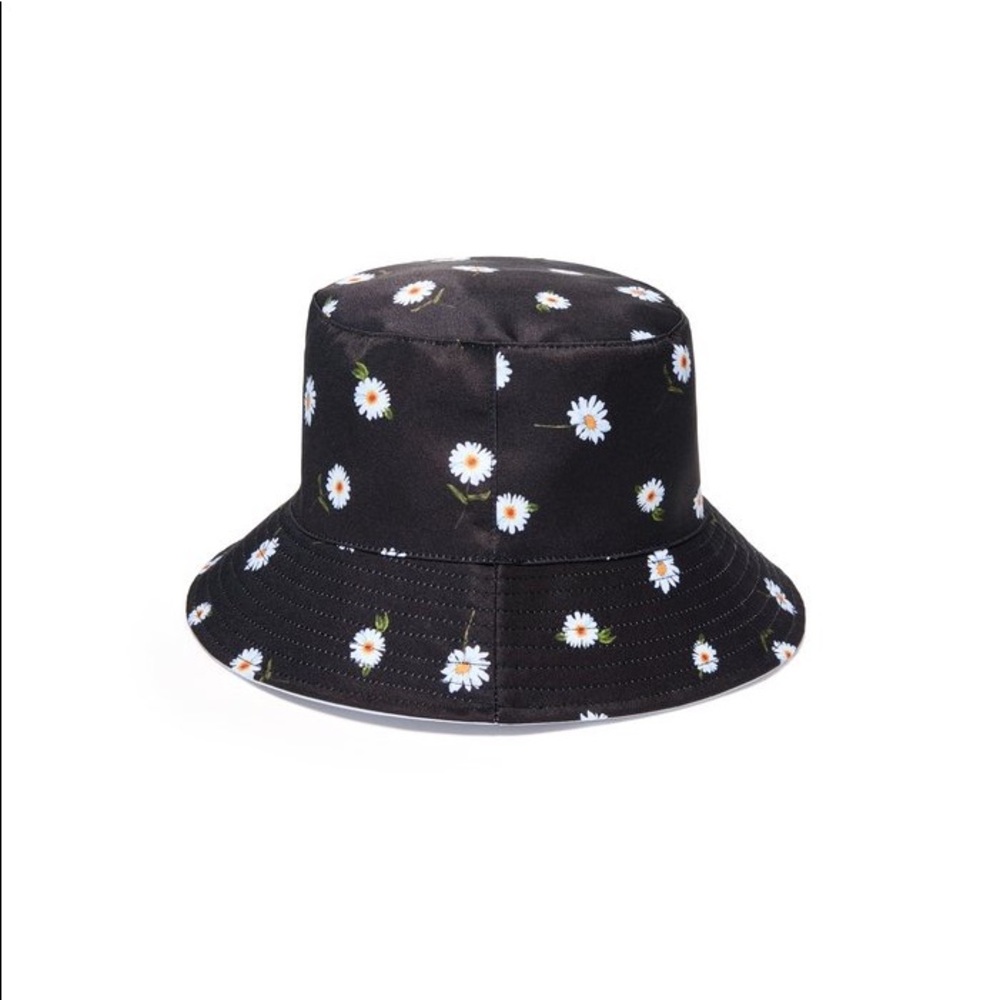 Alice and Olivia bucket hat